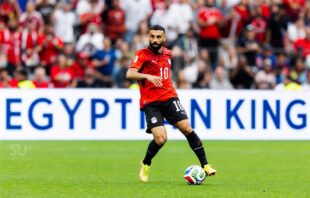 محمد صلاح يرتدي قميص ليفربول