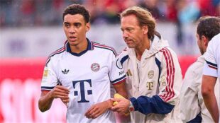 لاعب بايرن ميونخ جمال موسيالا يتدرب مع الفريق
