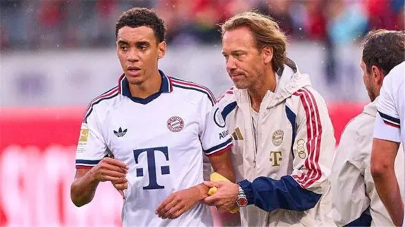 لاعب بايرن ميونخ جمال موسيالا يتدرب مع الفريق