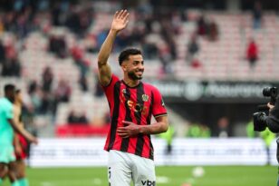 لاعب كرة القدم محمد عبد المنعم يرتدي قميص نيس