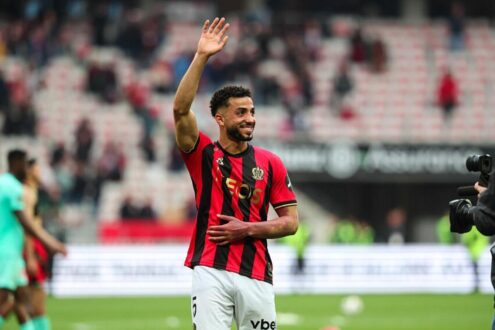 لاعب كرة القدم محمد عبد المنعم يرتدي قميص نيس
