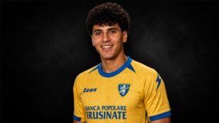 صورة للاعب كرة القدم المصري عمر فايد بقميص نادي فروزينوني الإيطالي
