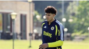 عمر فايد لاعب كرة القدم المصري يرتدي قميص فروزينوني الجديد