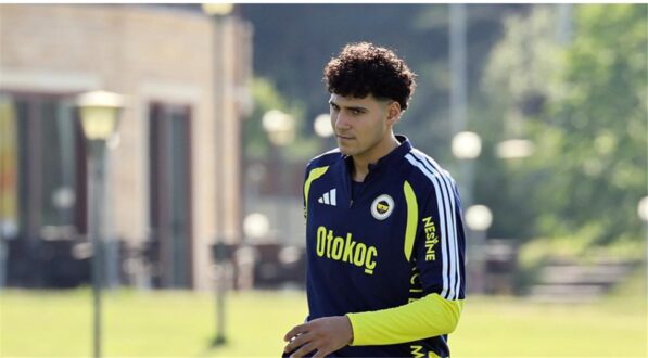 عمر فايد لاعب كرة القدم المصري يرتدي قميص فروزينوني الجديد