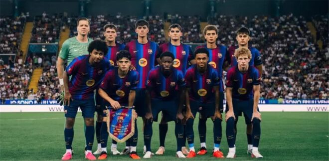 بيدرو بورو لاعب توتنهام يركض بالكرة