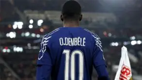 لاعب كرة القدم عثمان ديمبلي يرتدي قميص باريس سان جيرمان