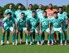لاعبو بيراميدز وأبو قير للأسمدة يتنافسون على الكرة في مباراة بالدوري المصري