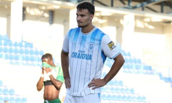 لاعب كرة قدم يسدد الكرة نحو المرمى