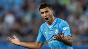 لاعب كرة القدم رودري يرتدي قميص مانشستر سيتي