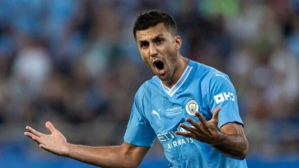 لاعب كرة القدم رودري يرتدي قميص مانشستر سيتي