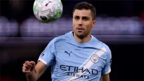 لاعب كرة القدم رودري يرتدي قميص مانشستر سيتي