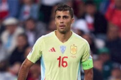 لاعب كرة القدم رودري يرتدي قميص برشلونة