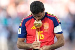 لاعب كرة القدم رودري يرتدي قميص برشلونة