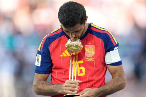 لاعب كرة القدم رودري يرتدي قميص برشلونة
