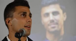 لاعب كرة القدم رودري يرتدي قميص برشلونة