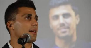 لاعب كرة القدم رودري يرتدي قميص برشلونة