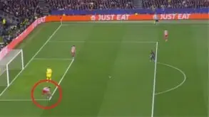 صورة توضيحية لحكم كرة قدم يشير إلى ركلة جزاء خلال مباراة بين برشلونة وأتلتيكو مدريد في دوري أبطال أوروبا.