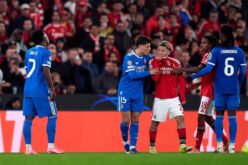 لاعب كرة قدم يغطي فمه أثناء التحدث إلى حكم