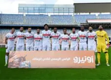 لاعبو الزمالك يحتفلون بهدف خلال مباراة في الدوري المصري