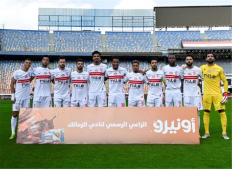 لاعبو الزمالك يحتفلون بهدف خلال مباراة في الدوري المصري