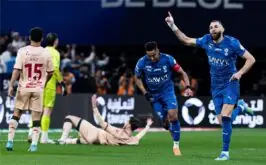صورة لكريم بنزيما بقميص الهلال السعودي