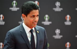صورة لمحامي ناصر الخليفي يتحدث في مؤتمر صحفي