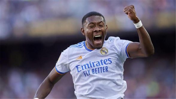 لاعب كرة القدم ديفيد ألابا يرتدي قميص ريال مدريد