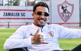 لاعب كرة القدم خوان ألفينا بيزيرا يرتدي قميص الزمالك