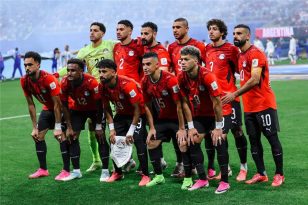 لاعبو منتخب مصر يحتفلون بهدف خلال مباراة بتصفيات كأس أمم إفريقيا