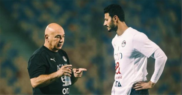 حسام حسن مدرب منتخب مصر ومحمد الشناوي حارس المرمى