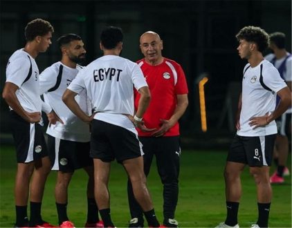 لاعبو منتخب مصر يحتفلون خلال تدريبات استعدادًا لمواجهة أنجولا