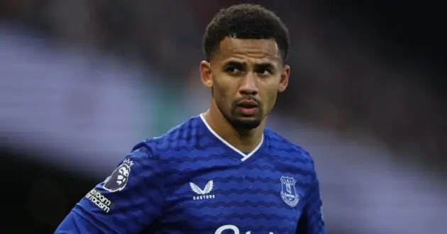لاعب كرة قدم يحتفل بهدف في ملعب كرة قدم