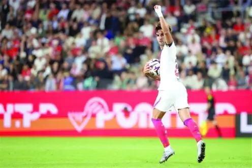 فيران توريس لاعب باريس سان جيرمان يحتفل بهدف