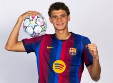 حمزة عبد الكريم لاعب برشلونة يرتدي قميص الفريق ويستعد للمشاركة في دوري أبطال أوروبا