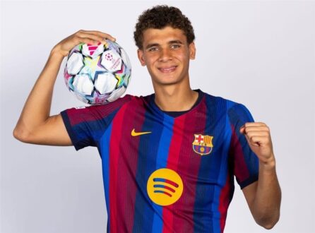 حمزة عبد الكريم لاعب برشلونة يرتدي قميص الفريق ويستعد للمشاركة في دوري أبطال أوروبا