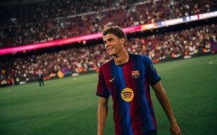 حمزة عبد الكريم لاعب برشلونة الشاب يرتدي قميص الفريق