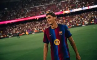 حمزة عبد الكريم لاعب برشلونة الشاب يرتدي قميص الفريق