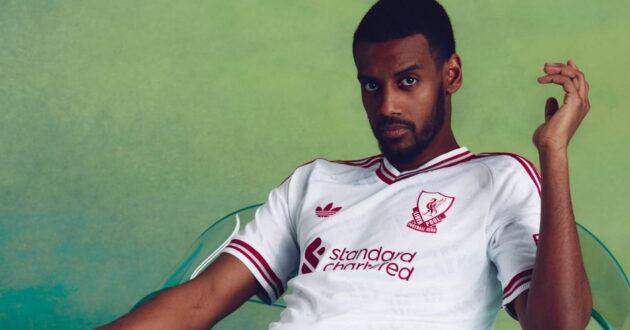 ألكسندر إيزاك لاعب ليفربول يحتفل بهدف