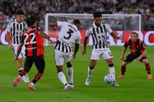 لاعب يوفنتوس يحتفل بتسجيل هدف التعادل ضد ميلان