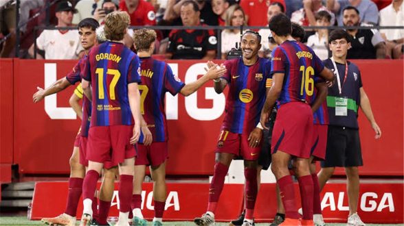 لاعب كرة القدم كريم أديمي يرتدي قميص برشلونة