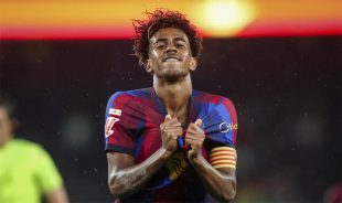 لامين يامال نجم برشلونة الشاب يرفع كأس دوري أبطال أوروبا