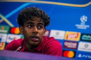 لاعب برشلونة لامين يامال يبتسم خلال مؤتمر صحفي