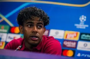 لاعب برشلونة لامين يامال يبتسم خلال مؤتمر صحفي