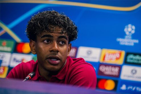 لاعب برشلونة لامين يامال يبتسم خلال مؤتمر صحفي