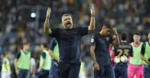 لاعبو لاتسيو يحتفلون بهدف الفوز في مباراة بالدوري الإيطالي