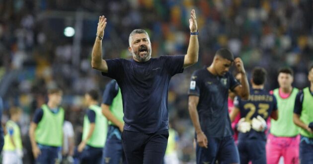 لاعبو لاتسيو يحتفلون بهدف الفوز في مباراة بالدوري الإيطالي