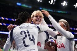 لوكا بيرجفال لاعب توتنهام يحتفل بهدف