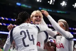 لوكا بيرجفال لاعب توتنهام يحتفل بهدف