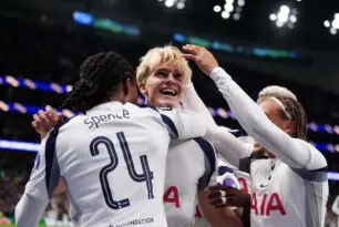 لوكا بيرجفال لاعب توتنهام يحتفل بهدف