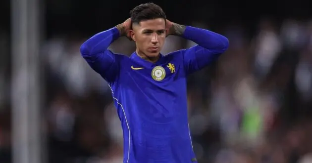 لاعب كرة القدم إنزو فرنانديز يرتدي قميص مانشستر سيتي